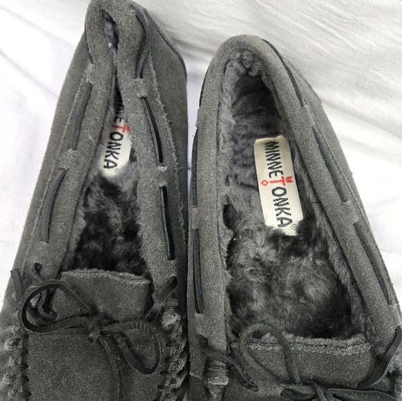 Minnetonka Charcoal Faux Fur Lined Moccasins size 7 - Picture 2 of 9